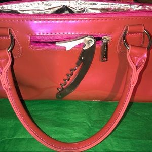 🍷Wine purse keeps bottle cold!